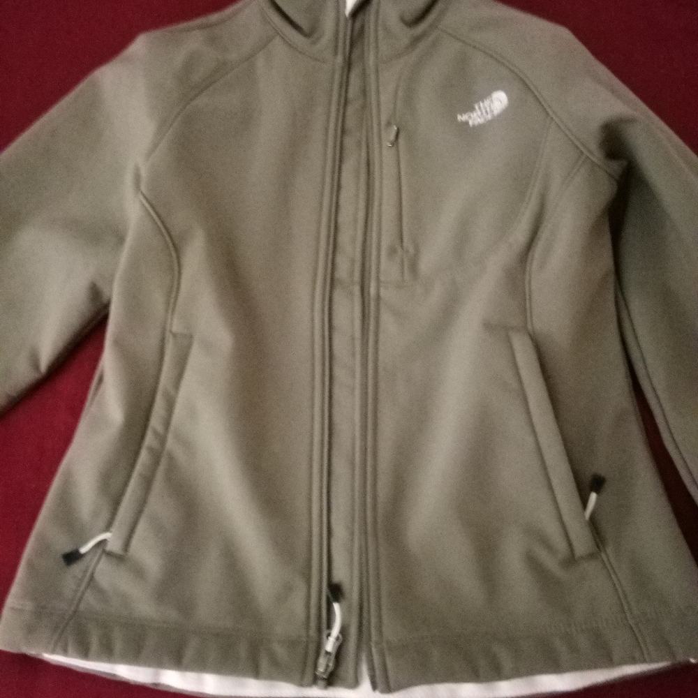 The North Face Green Raincoat Lightweight Outdoor Essential